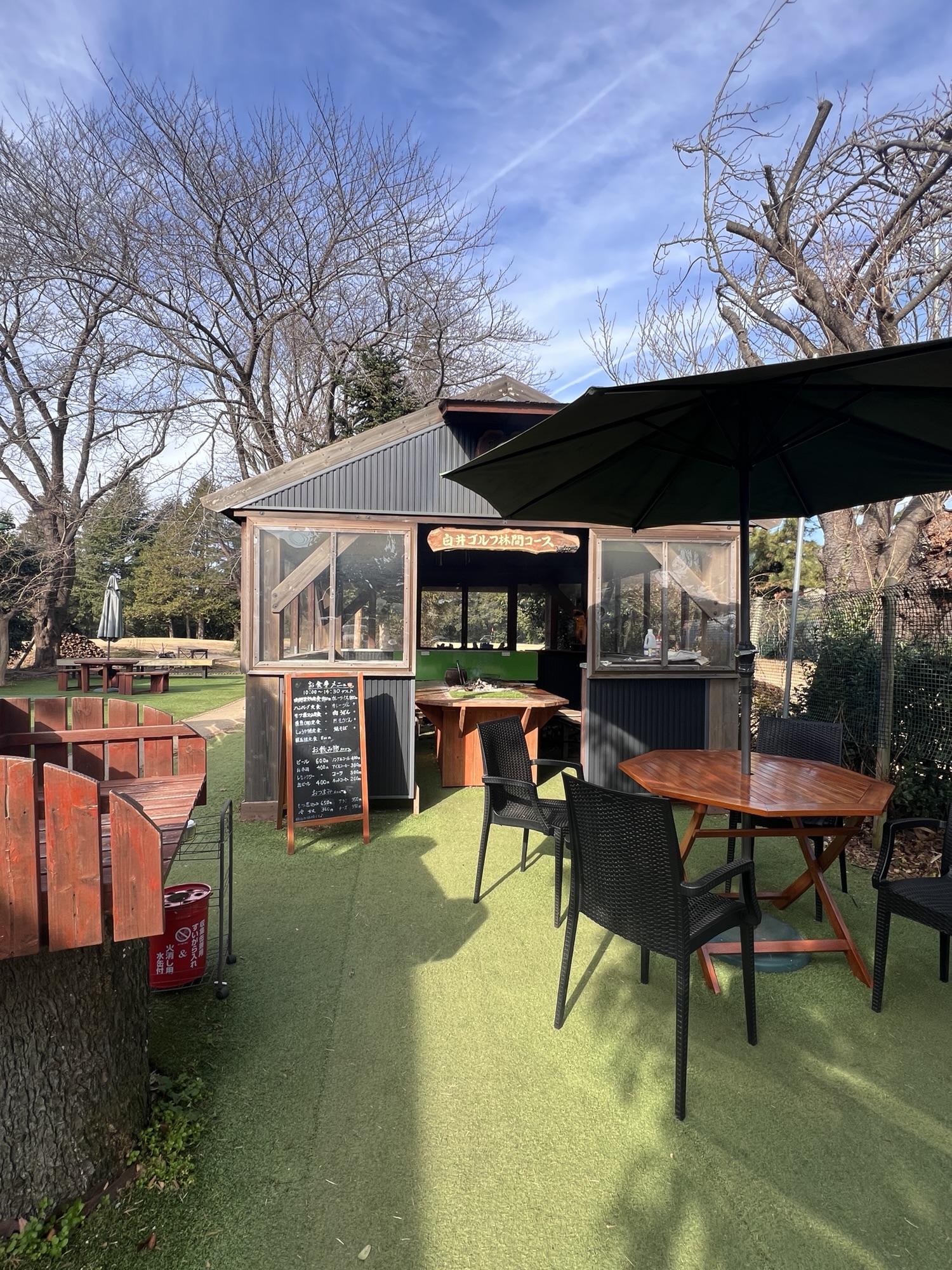 屋外に設置された食事・休憩用の東屋