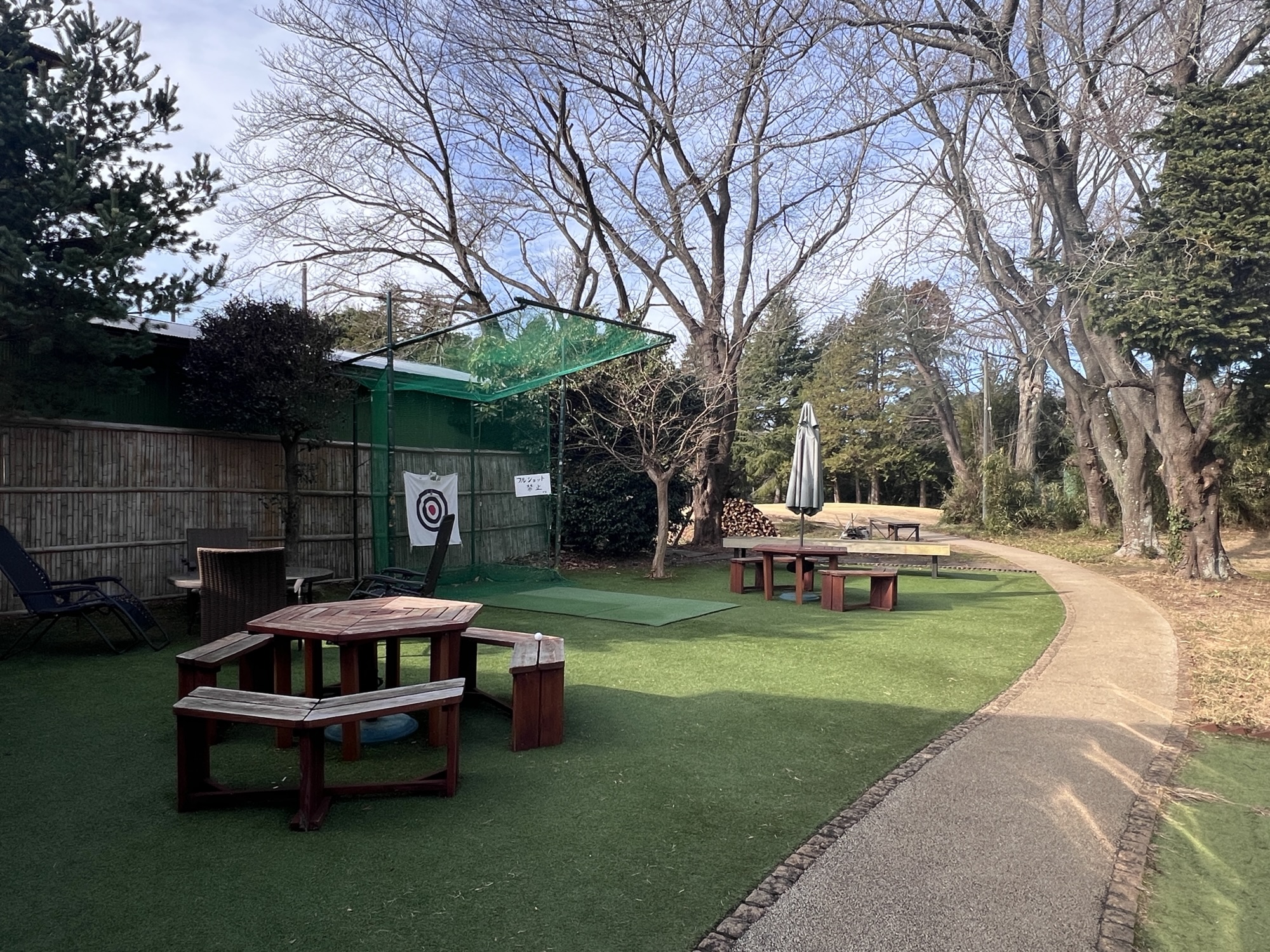 白井ゴルフの鳥カゴ形式ショット練習場