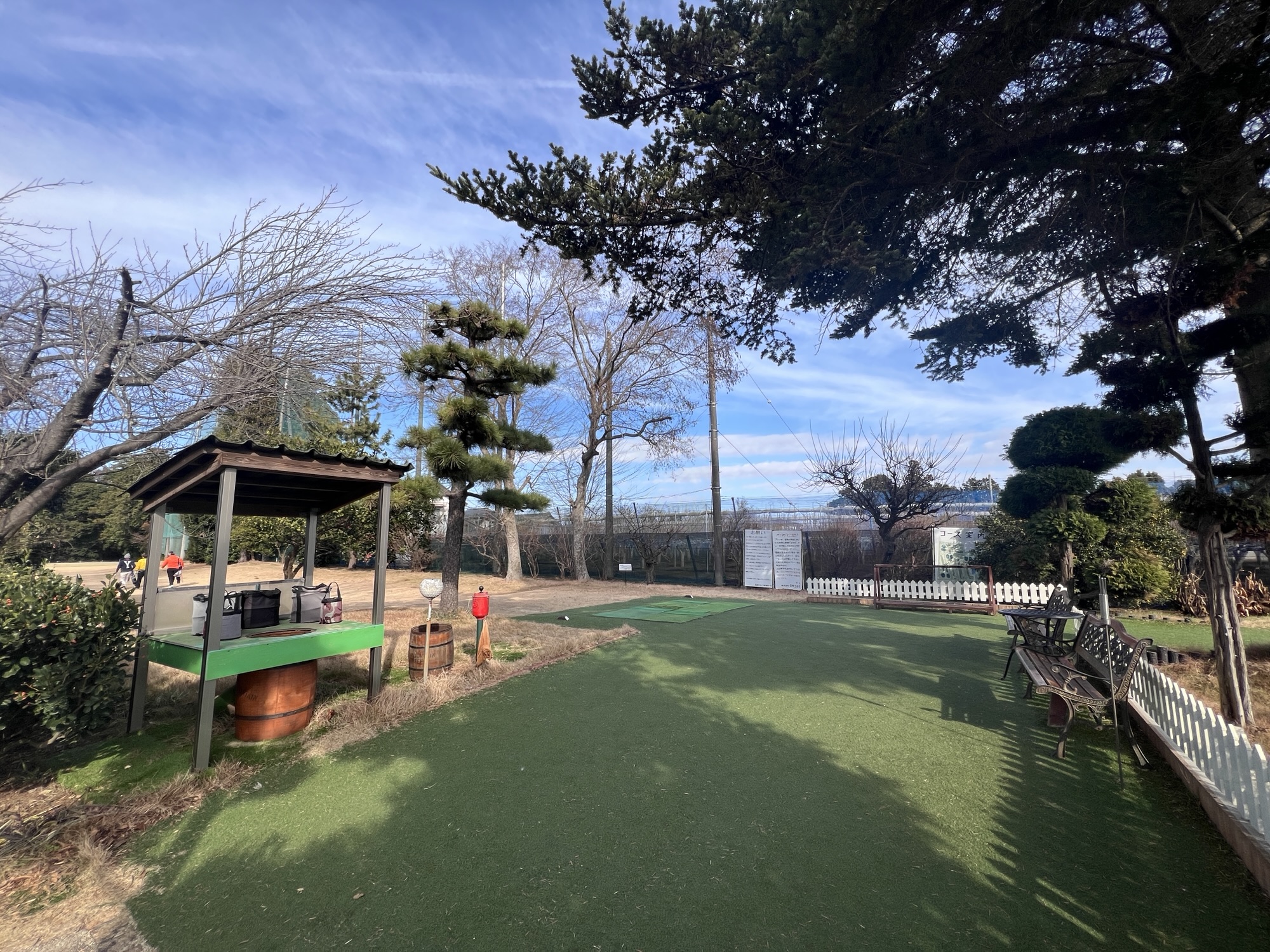 コース脇に設置された休憩用ベンチと人工芝