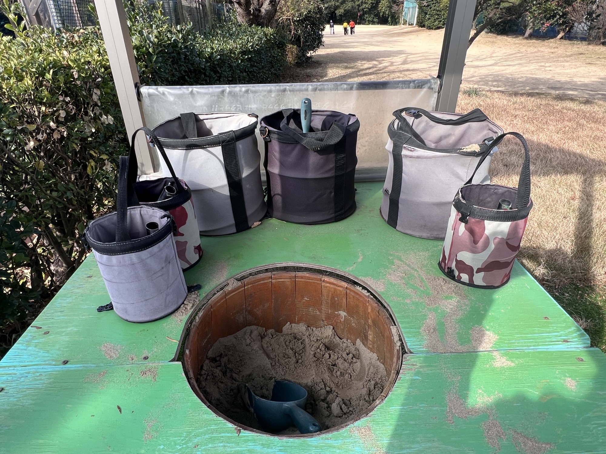 コースメンテナンス用の目土袋と砂ステーション