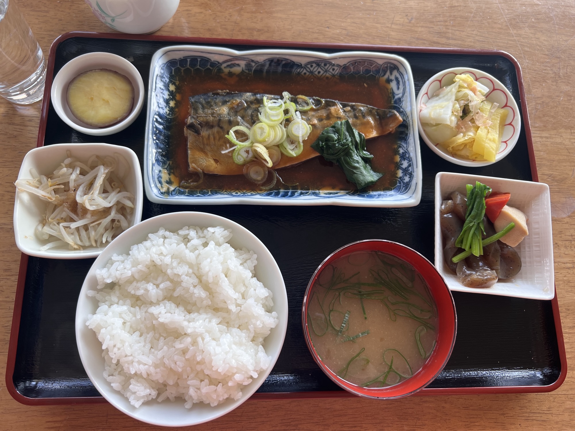 人気の鯖の味噌煮定食。小鉢も充実した高コスパランチ