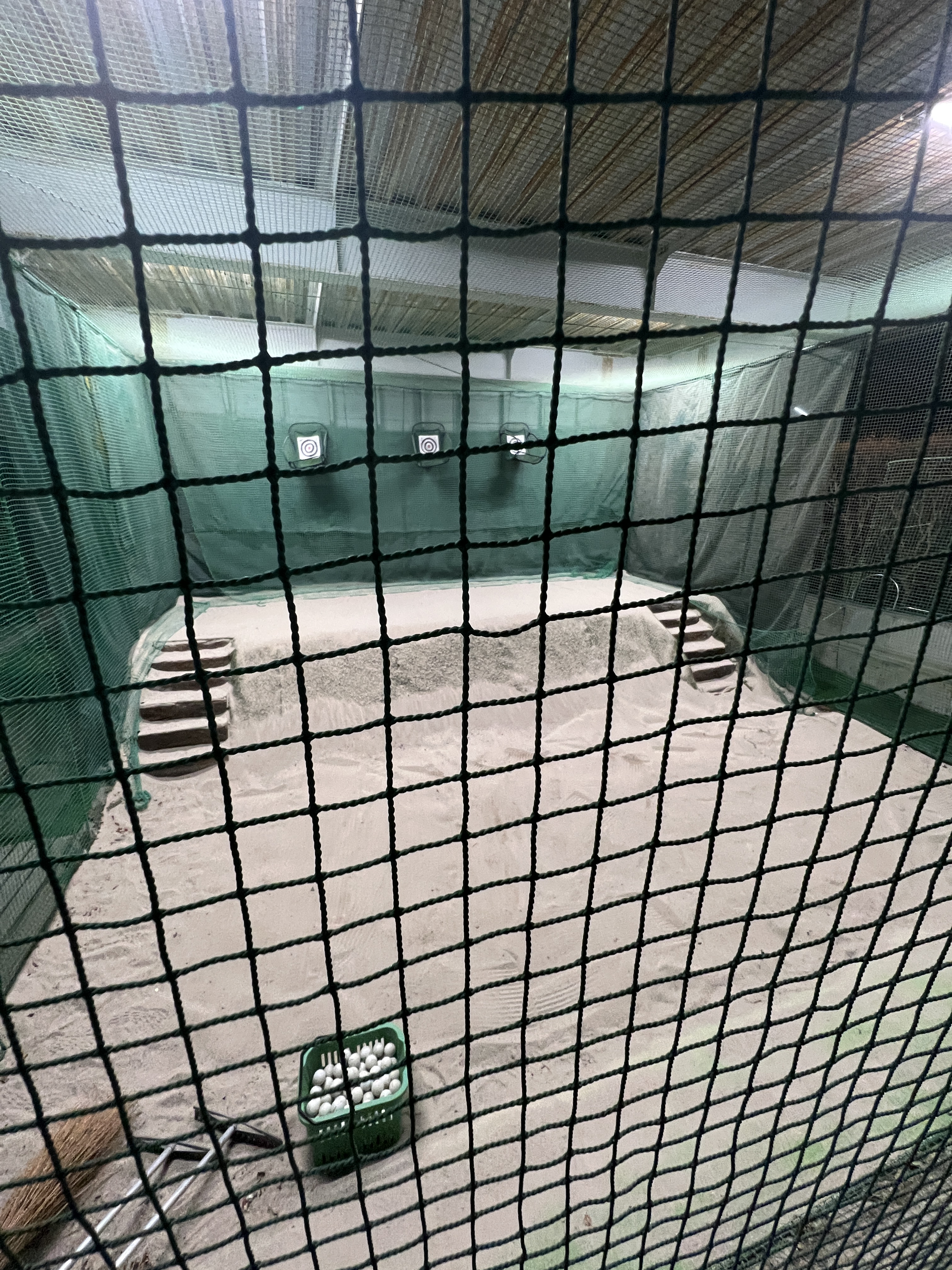 加藤農園ゴルフリンクス バンカーエリア（ネット越し）