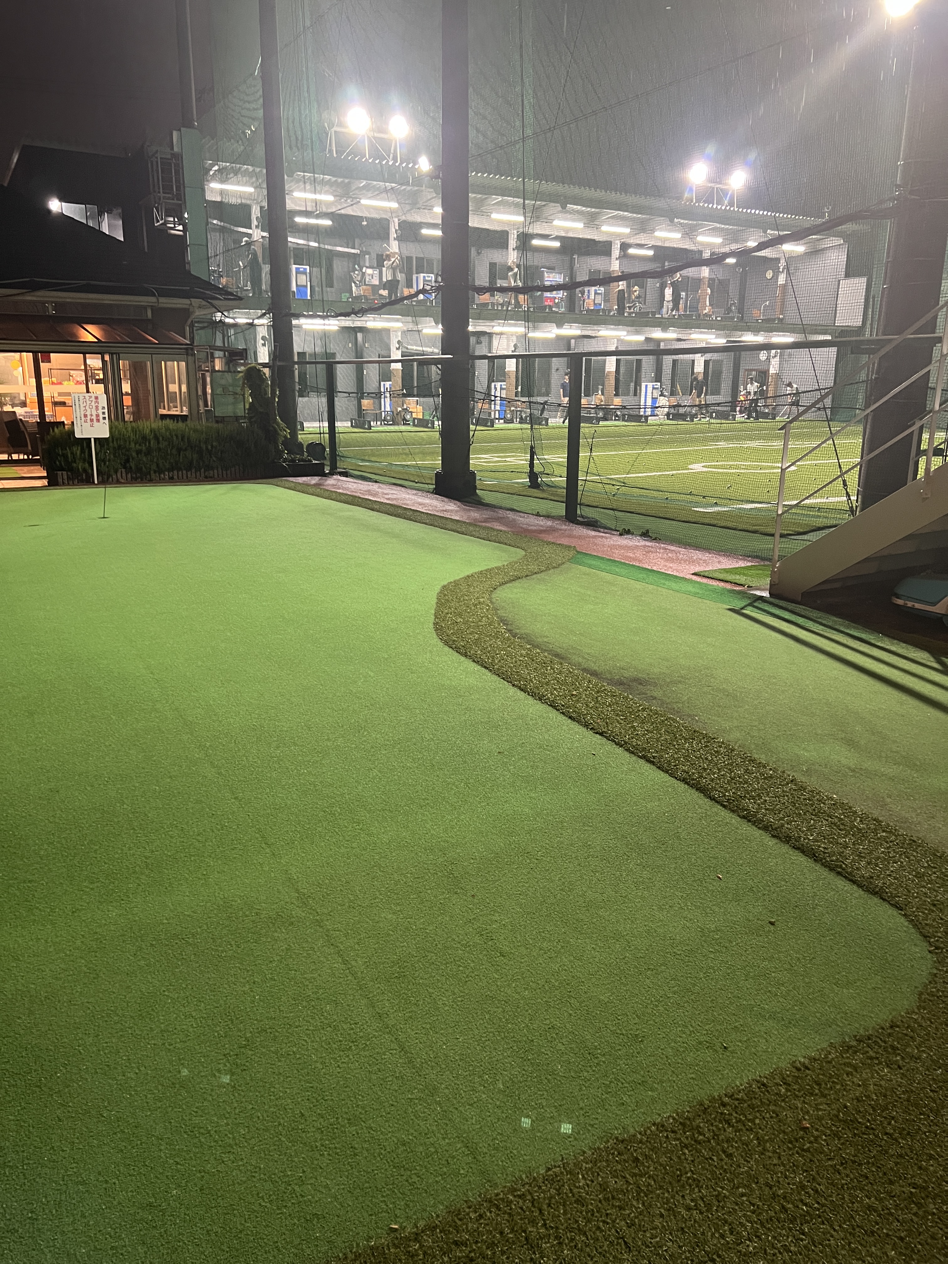 加藤農園ゴルフリンクス 夜間の打席全景