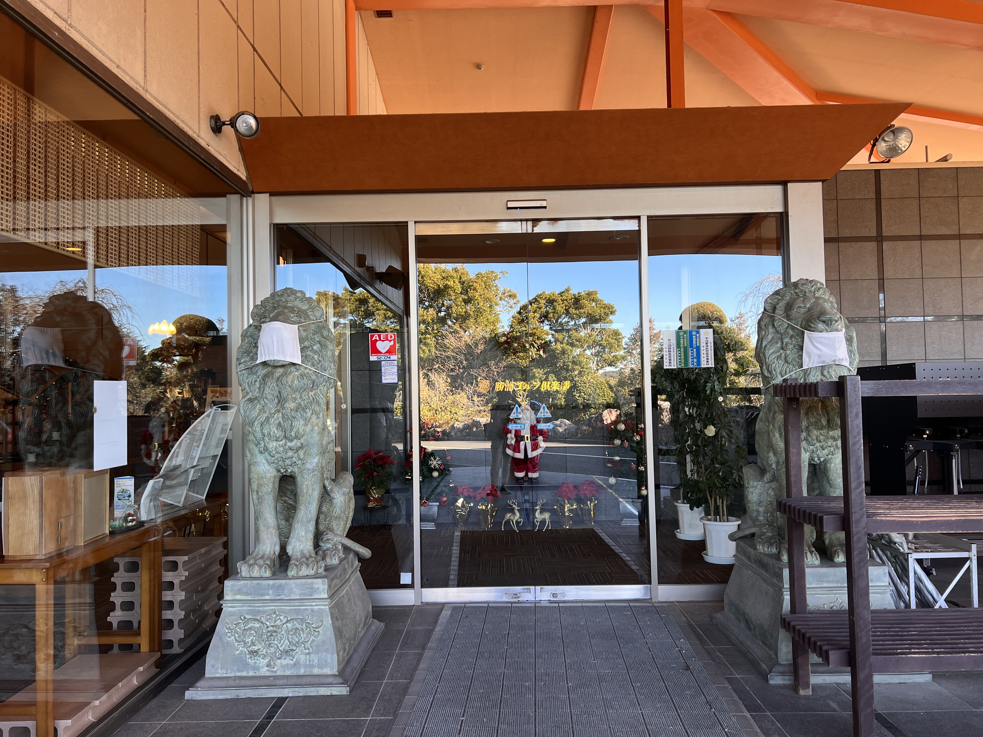 勝浦ゴルフ倶楽部 クラブハウス入口の獅子像