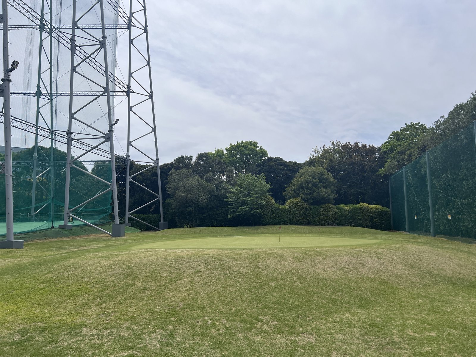 ニューゴルフプラザ幕張のアプローチ練習グリーン