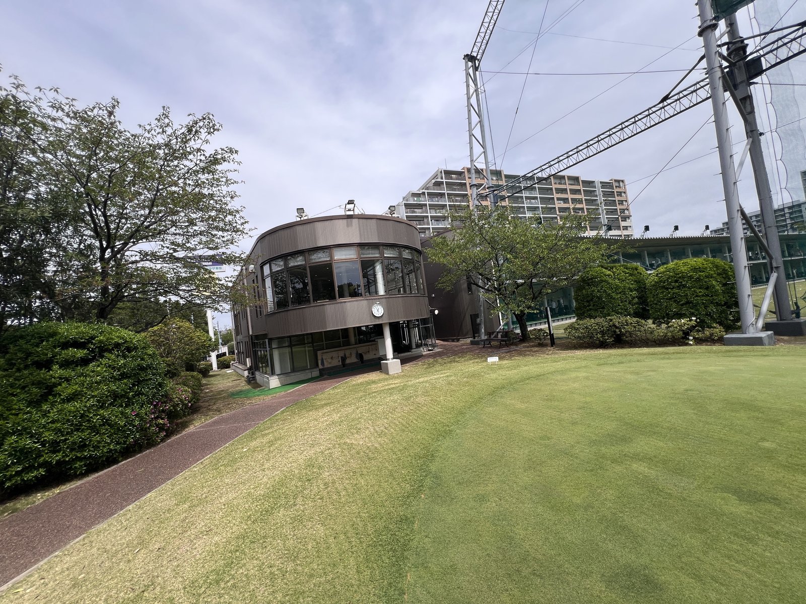 ニューゴルフプラザ幕張のフロント棟外観