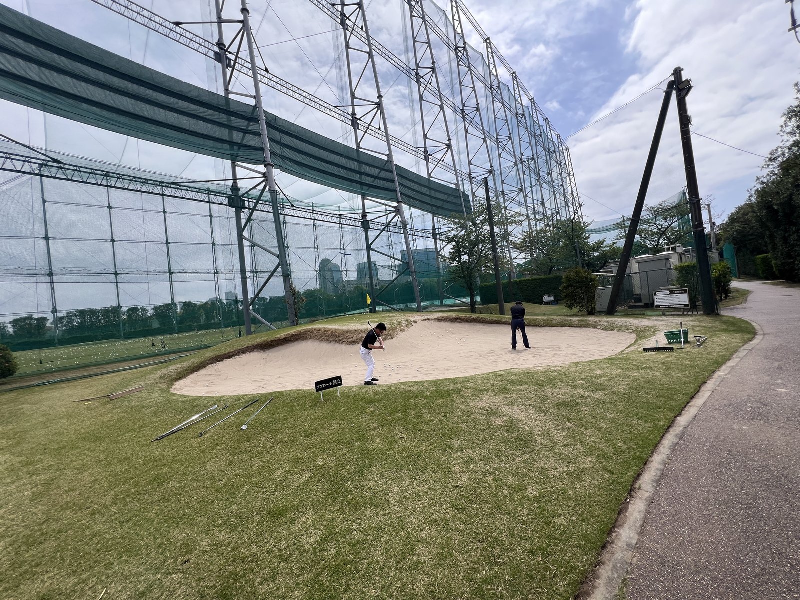 バンカー練習場で実際に打ち込む様子