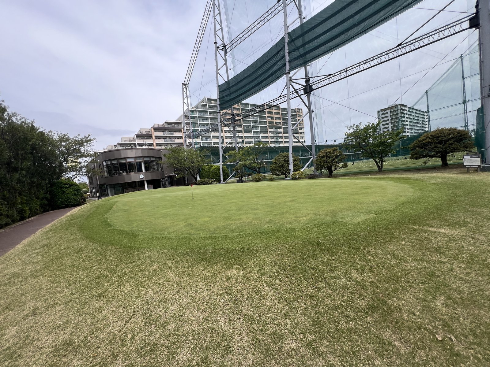 ニューゴルフプラザ幕張のパッティンググリーン全景