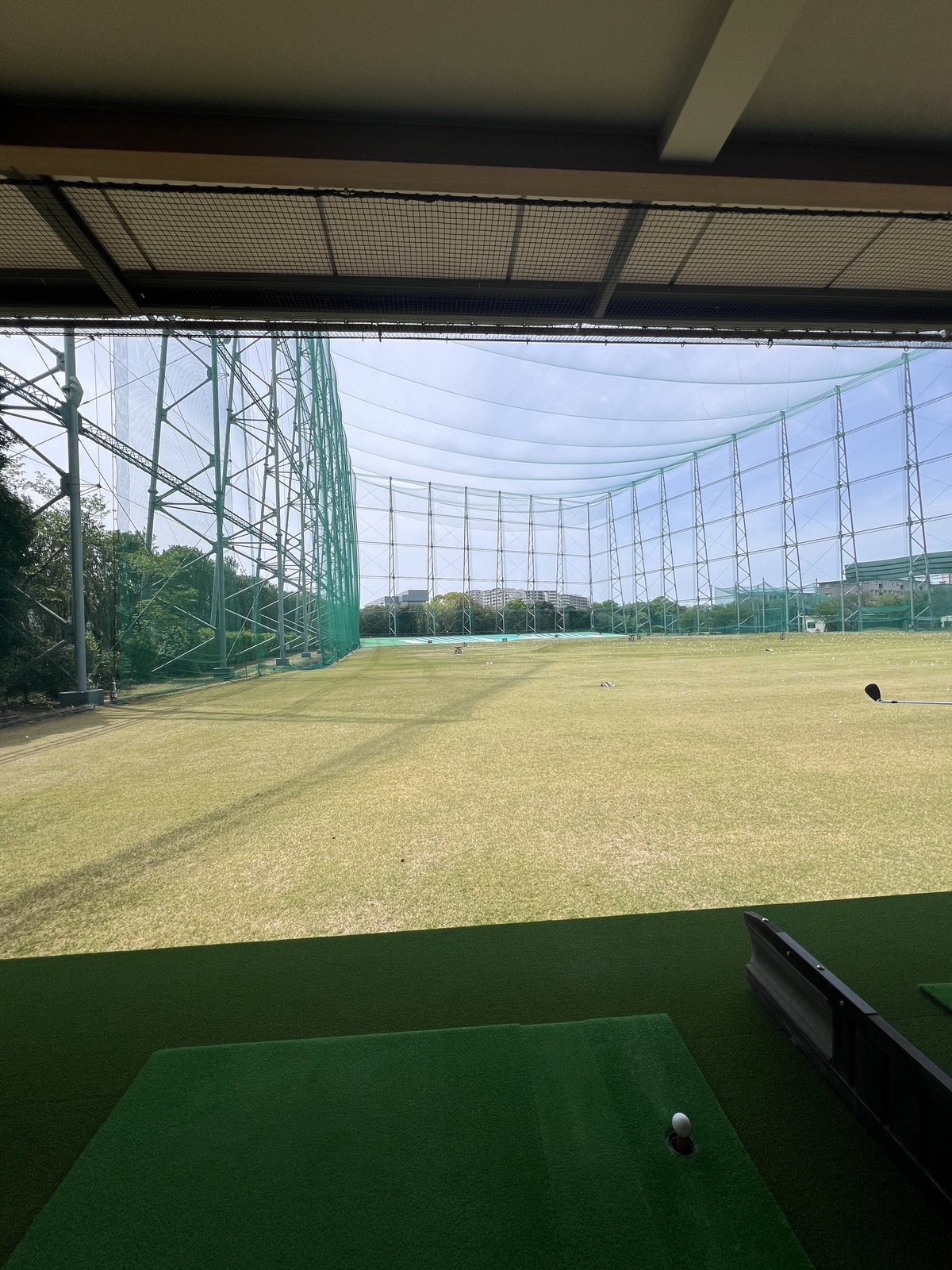ニューゴルフプラザ幕張・2階打席から見た160ヤードの天然芝フェアウェイ