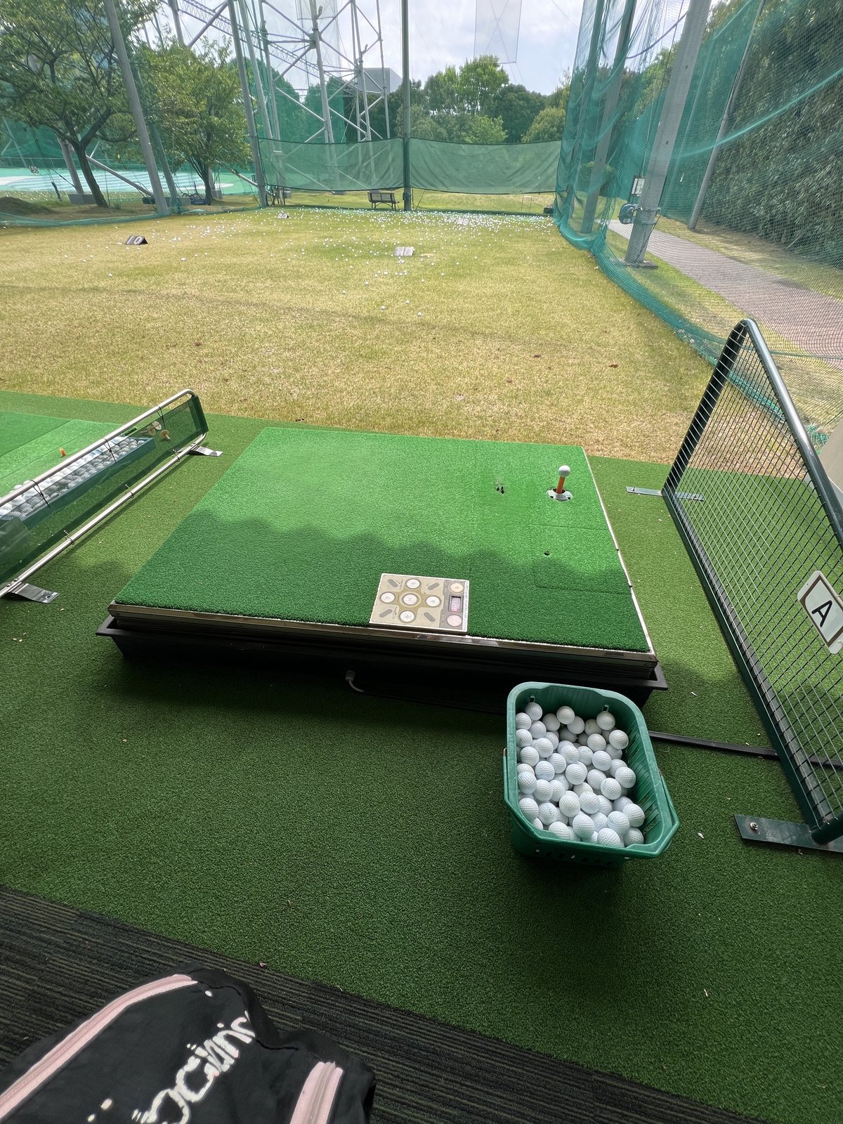 ショートレンジのA打席とボールカゴ