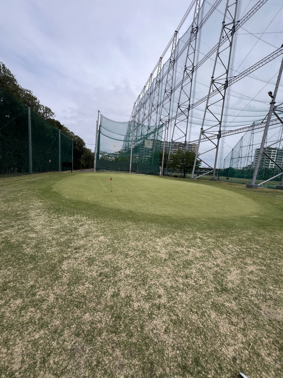 ショートレンジのグリーンとフェアウェイ