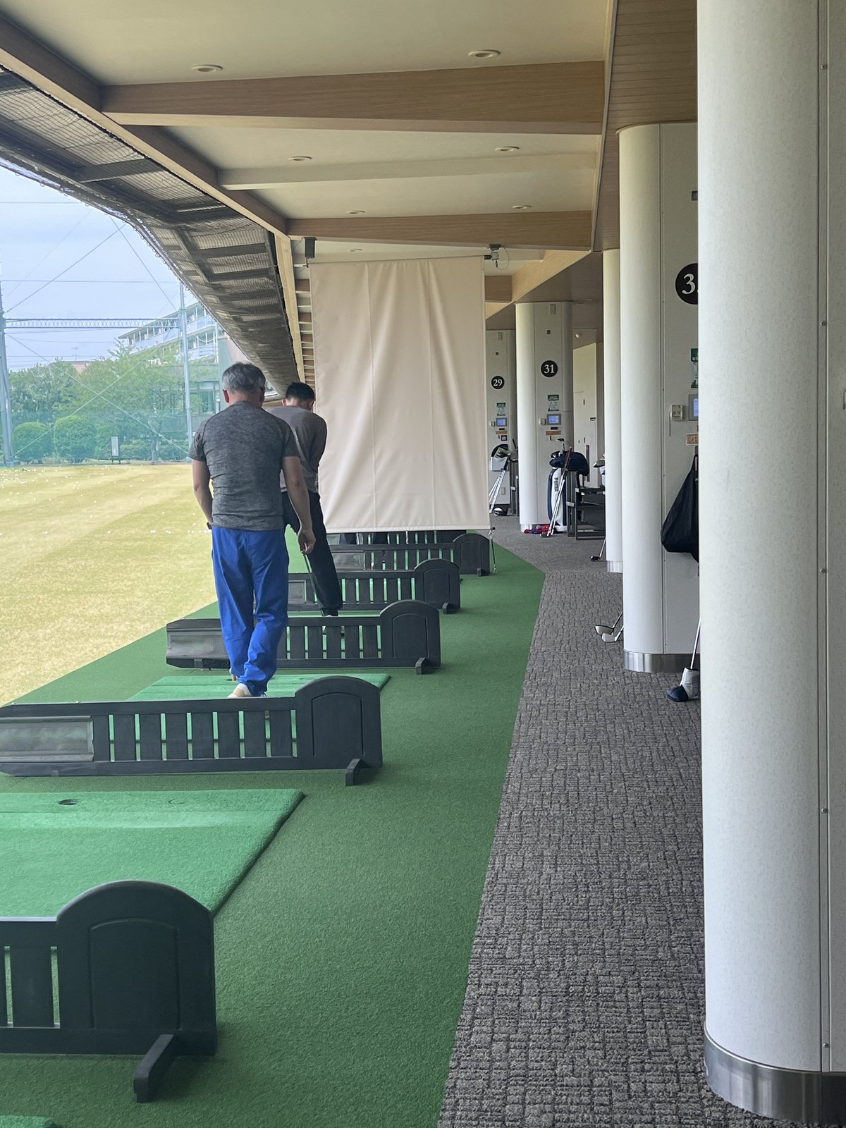 ニューゴルフプラザ幕張の打席でクラブを構える様子