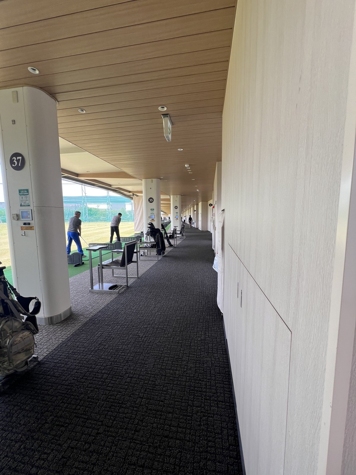 ニューゴルフプラザ幕張の2階打席通路
