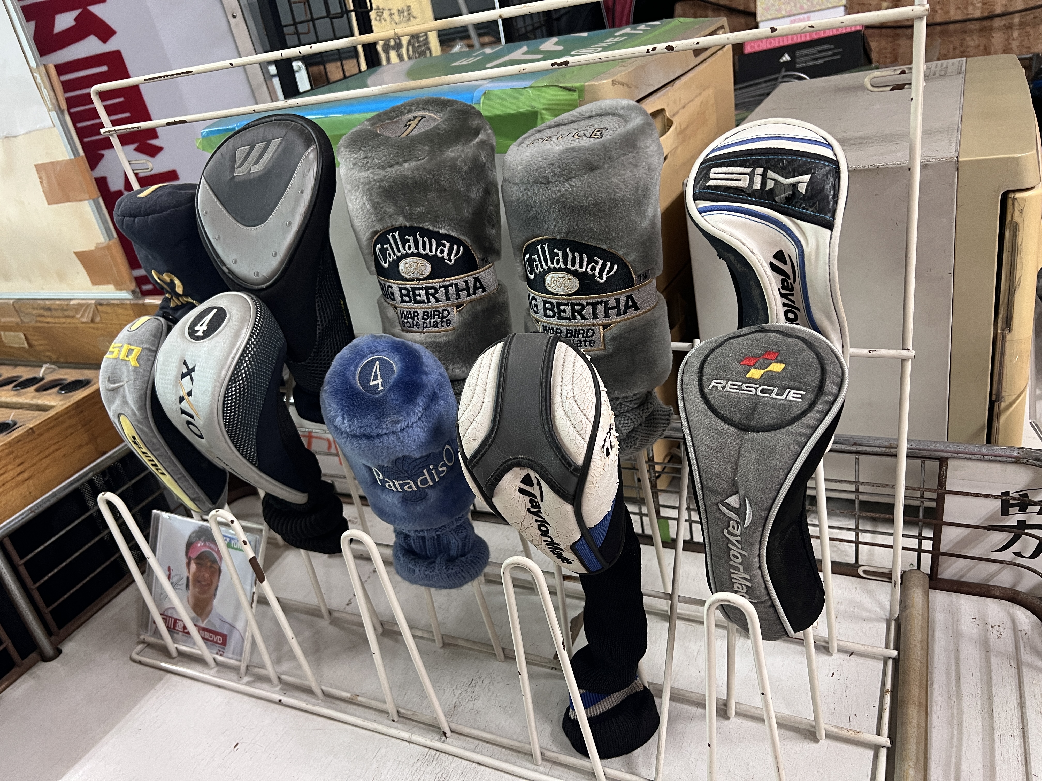 売店に並ぶヘッドカバー。Callaway BERTHAやTaylorMade SIMなど、数世代前のモデルが並ぶ