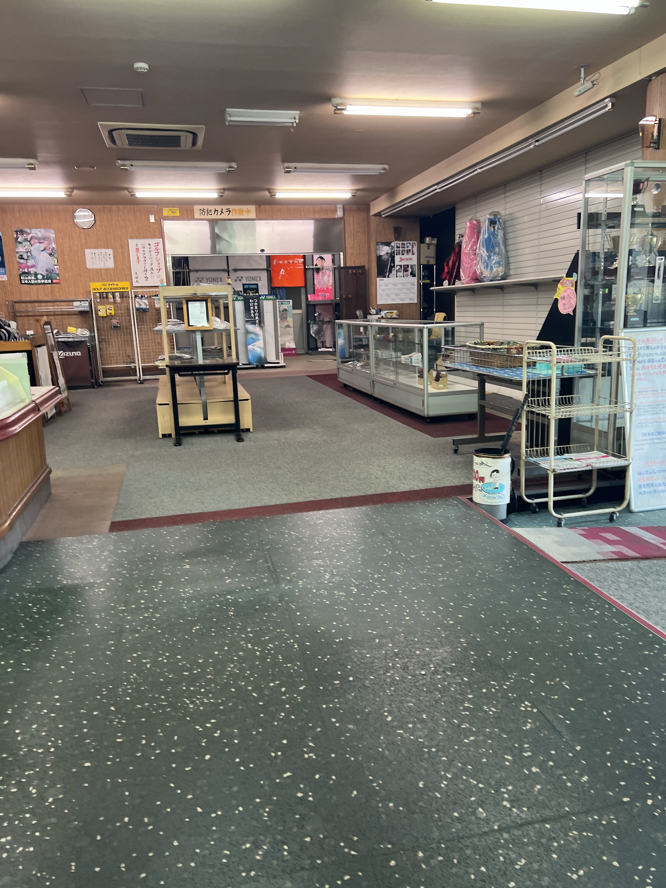 売店・フロント付近。昭和のゴルフショップそのもの