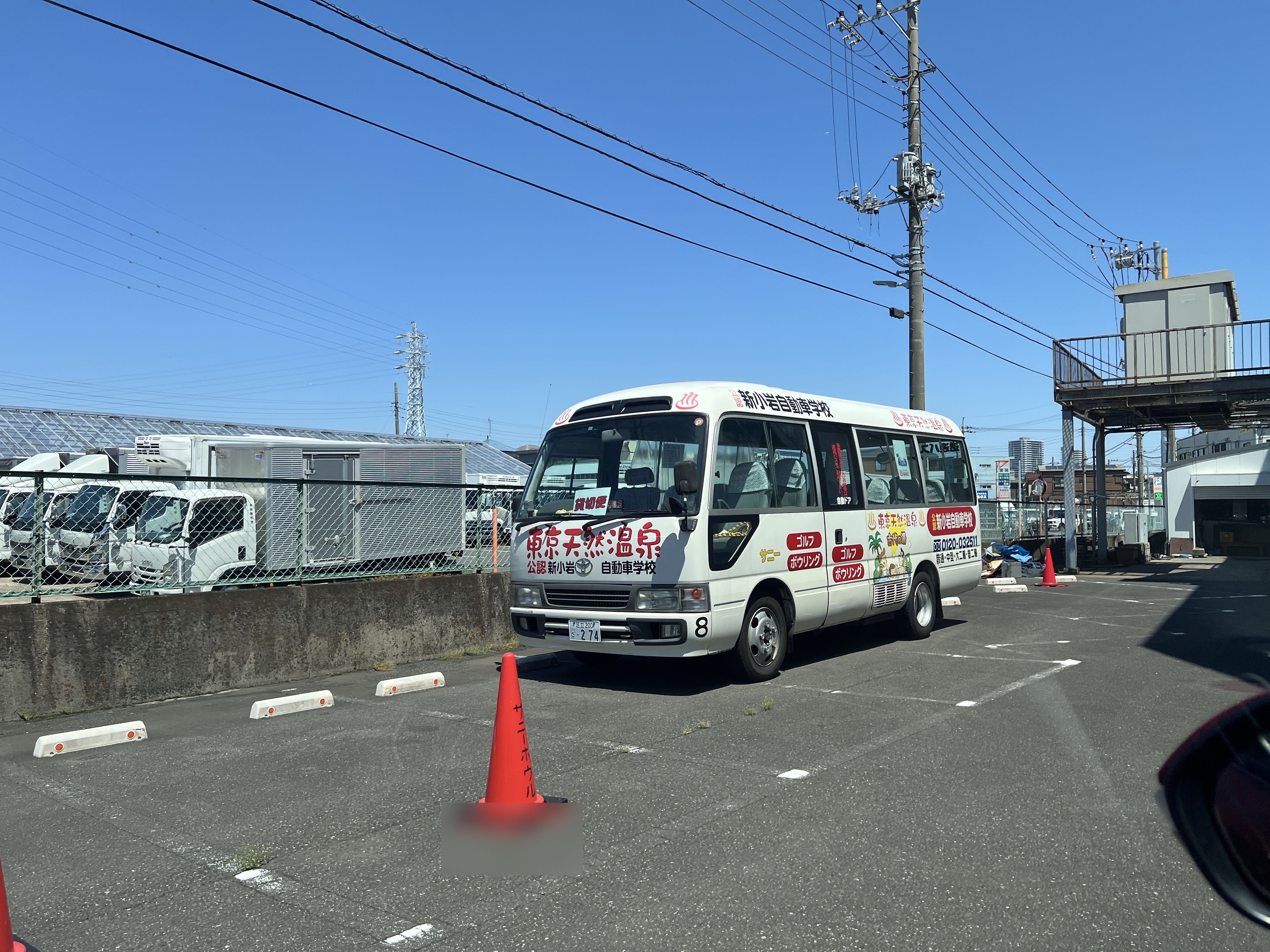 温泉・自動車学校・ゴルフの送迎バス。1台のバスに全施設の広告が並ぶ