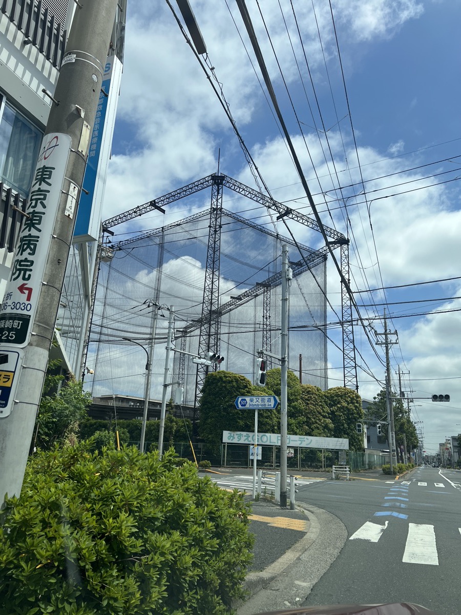 柴又街道側から見たみずえGOLFガーデンの外観