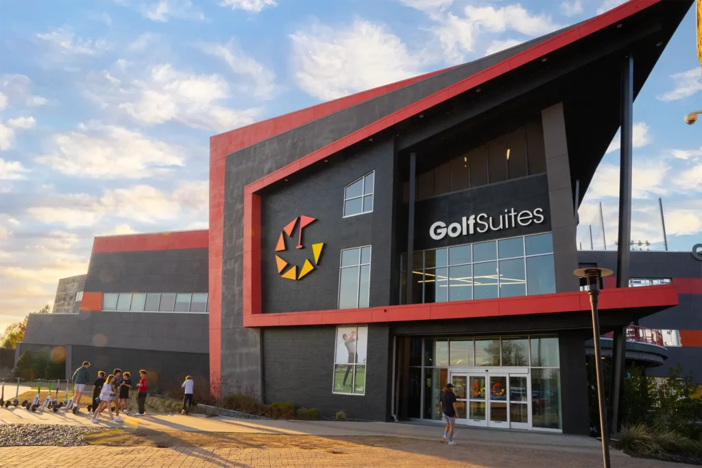 GolfSuitesの店舗外観。黒とレッドを基調としたブランドファサードにロゴと店名が掲げられている