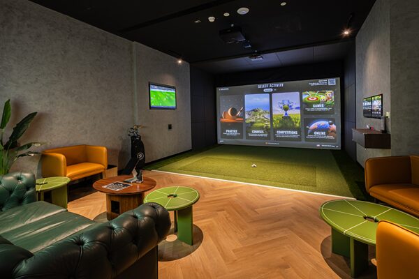 Five Iron Golf既存店舗の屋内シミュレーター打席