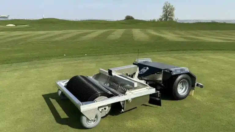 芝の上を走行する自律型ボール回収ロボットRange Picker