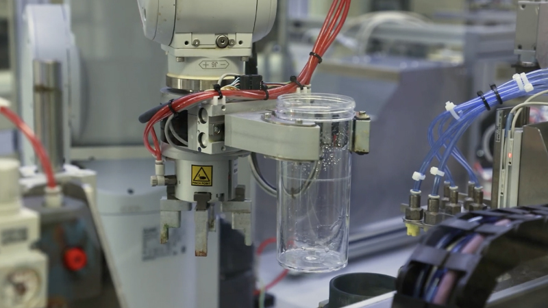 SyngentaのATLASロボットがサンプル容器を扱う様子