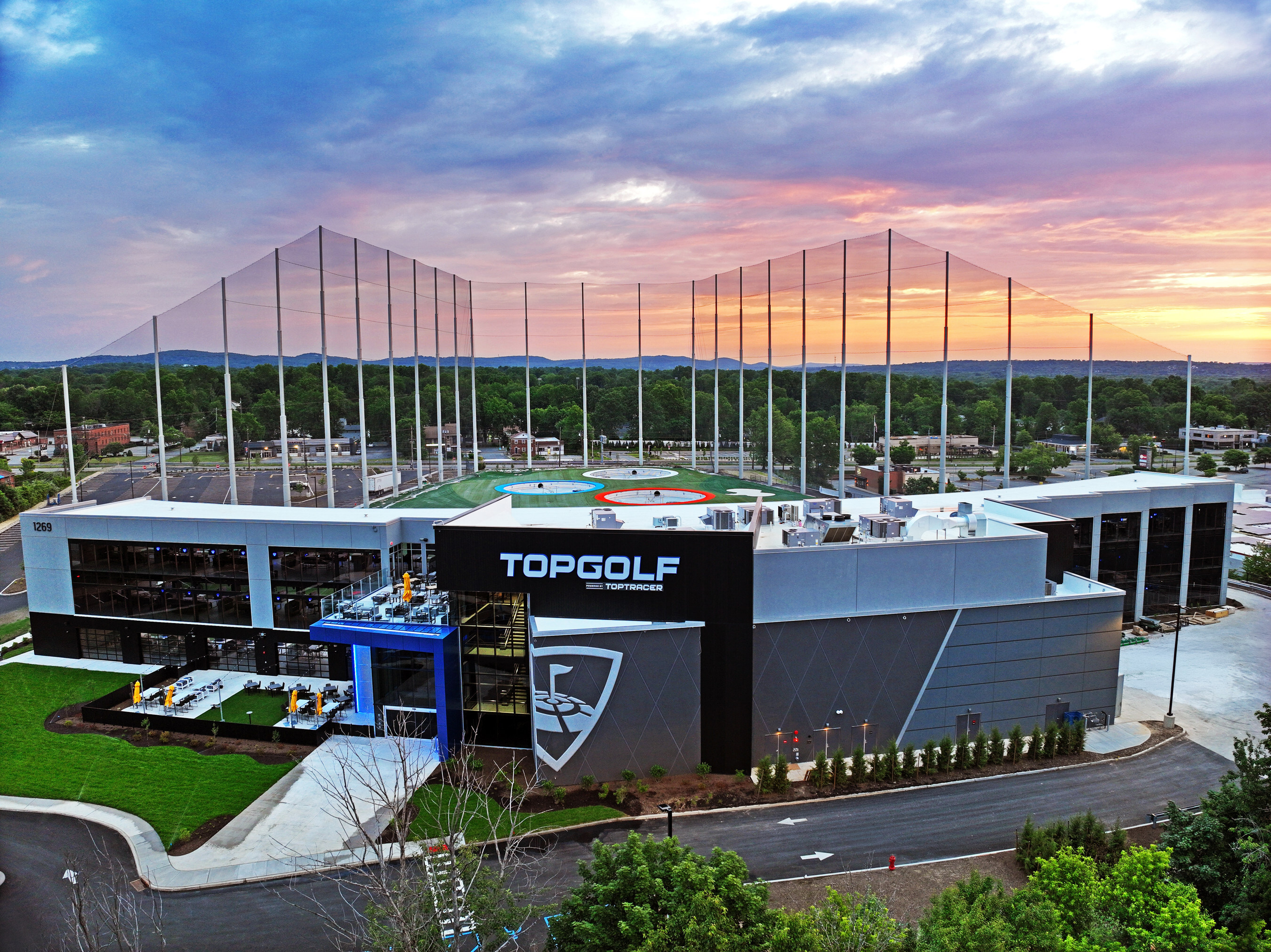 Topgolfパーシッパニー店(新プロトタイプ)の空撮。3層構造の打席とアウトフィールドを備えた施設外観