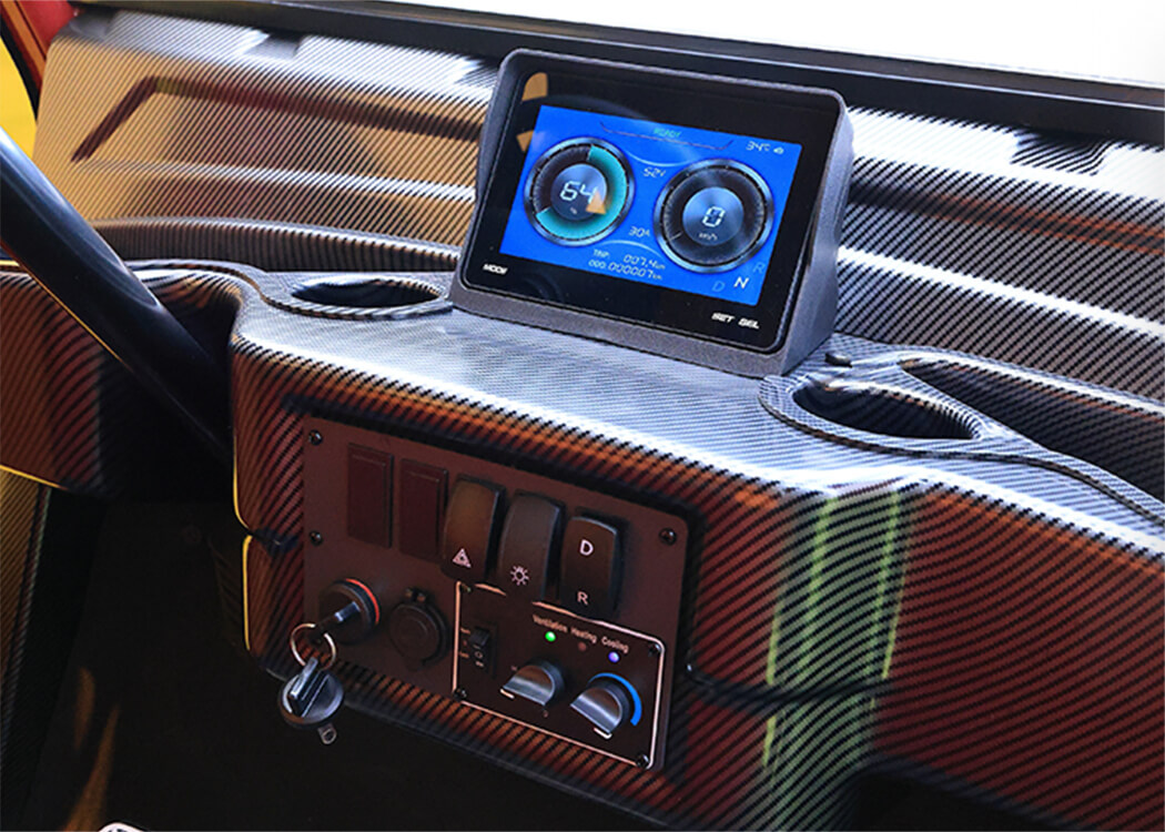 AirCon Cartの運転席まわり。冷暖房の切替スイッチと温度調整ダイヤル、液晶メーターを備えたコントロールパネル