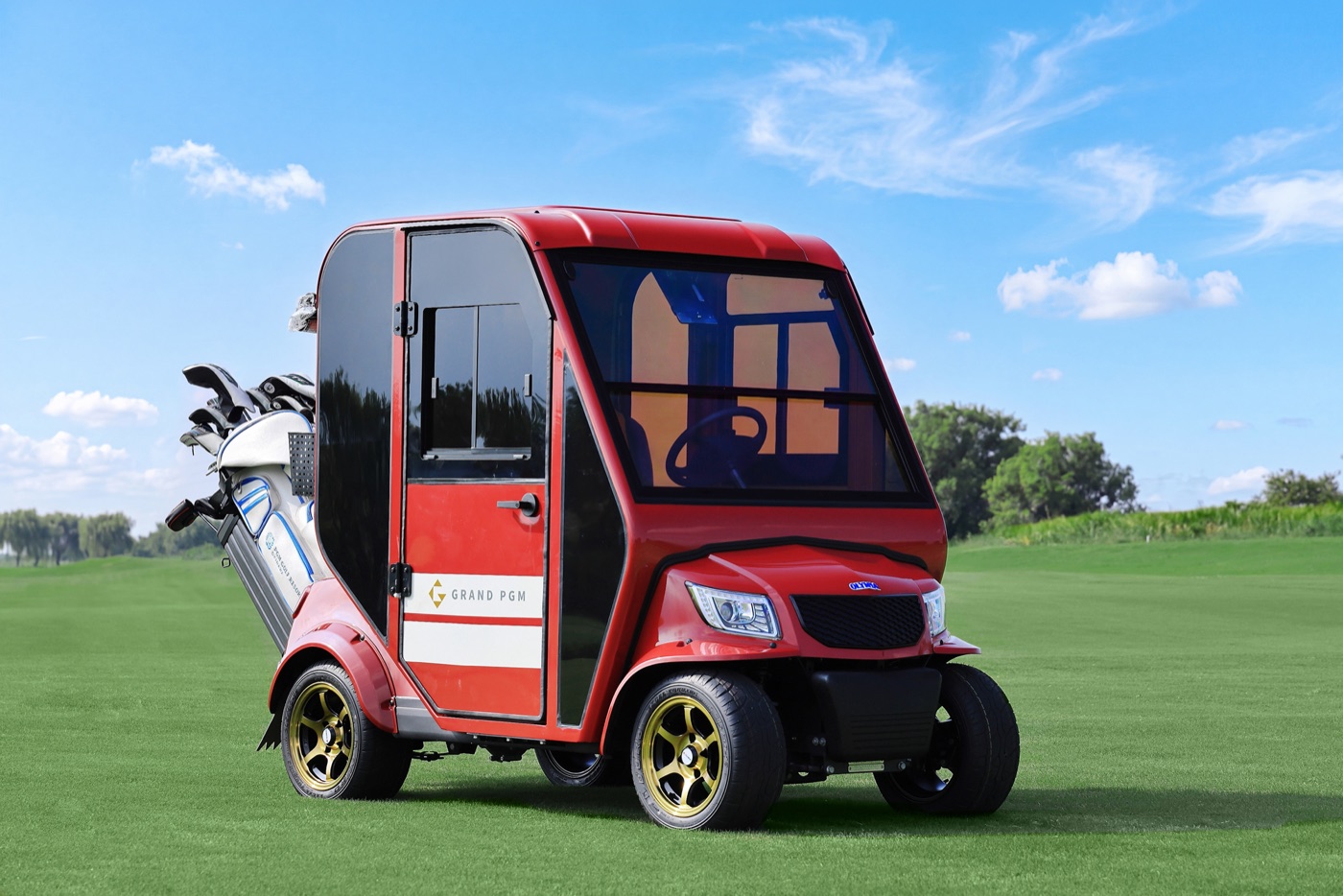 ドア付きエアコンカート「AirCon Cart」の外観。赤い車体にドアとウインドウを備えたキャビン構造