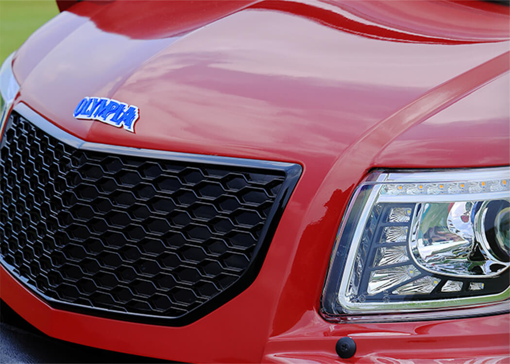 AirCon Cart車体前部のOLYMPIAエンブレムとグリル、LEDヘッドライト