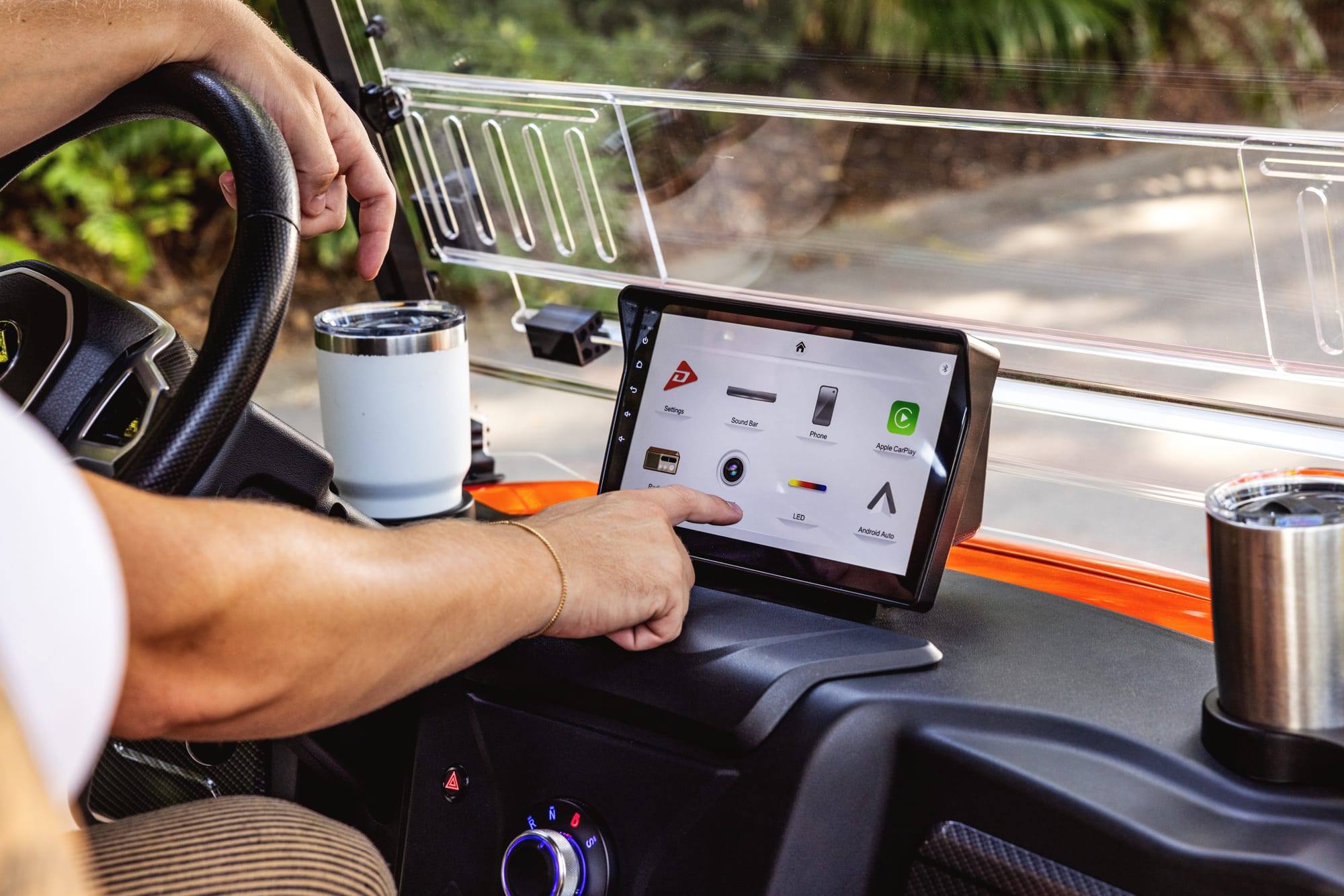 デナゴEV Rover XLの運転席まわり。10.1インチのタッチスクリーンにApple CarPlayとAndroid Autoのアイコンが並ぶ