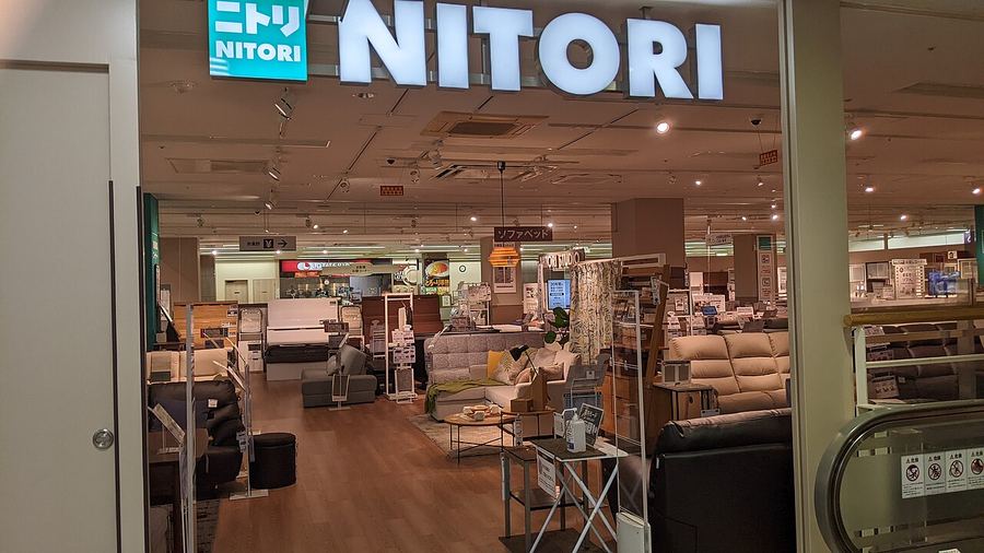 ニトリの郊外大型店。近年はこれに加えて都心店・EXPRESS・デコホームと、店舗フォーマット自体を増やし続けている。