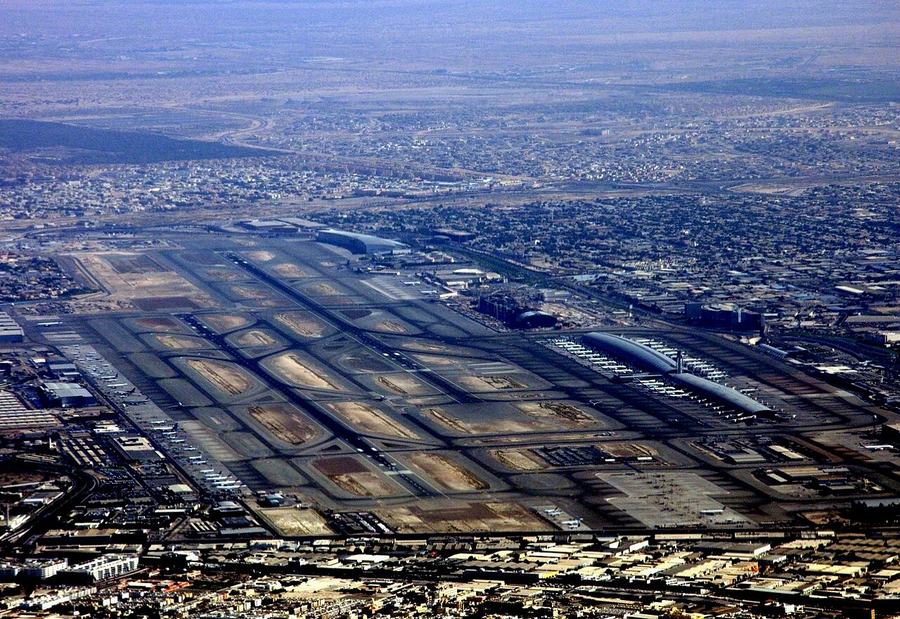 ドバイ国際空港。唯一のハブとしてここに路線を集中させ、乗り継ぎ地そのものを目的地に変えることで、ハブ・スポーク型の弱点を強みに転換した。