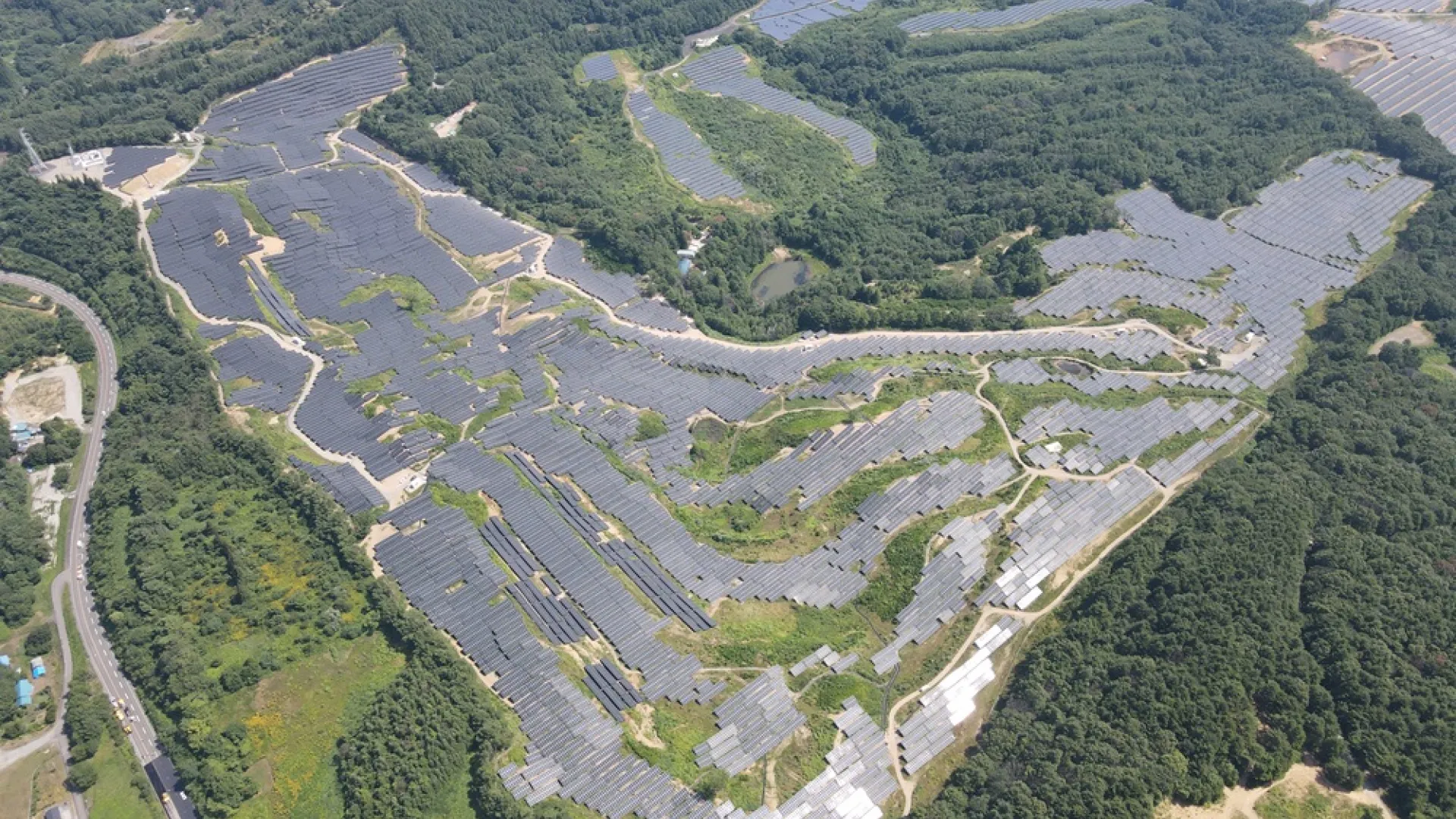 旧福島カントリークラブ跡地に完成した太陽光発電所の全景