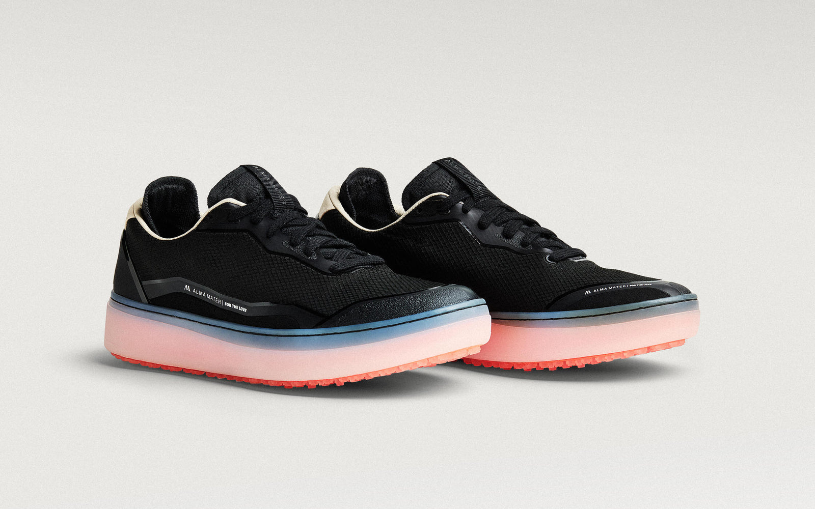 Alma Mater FootwearのBeta Lite(黒/フレアカラー)を斜め45度から撮影した製品写真