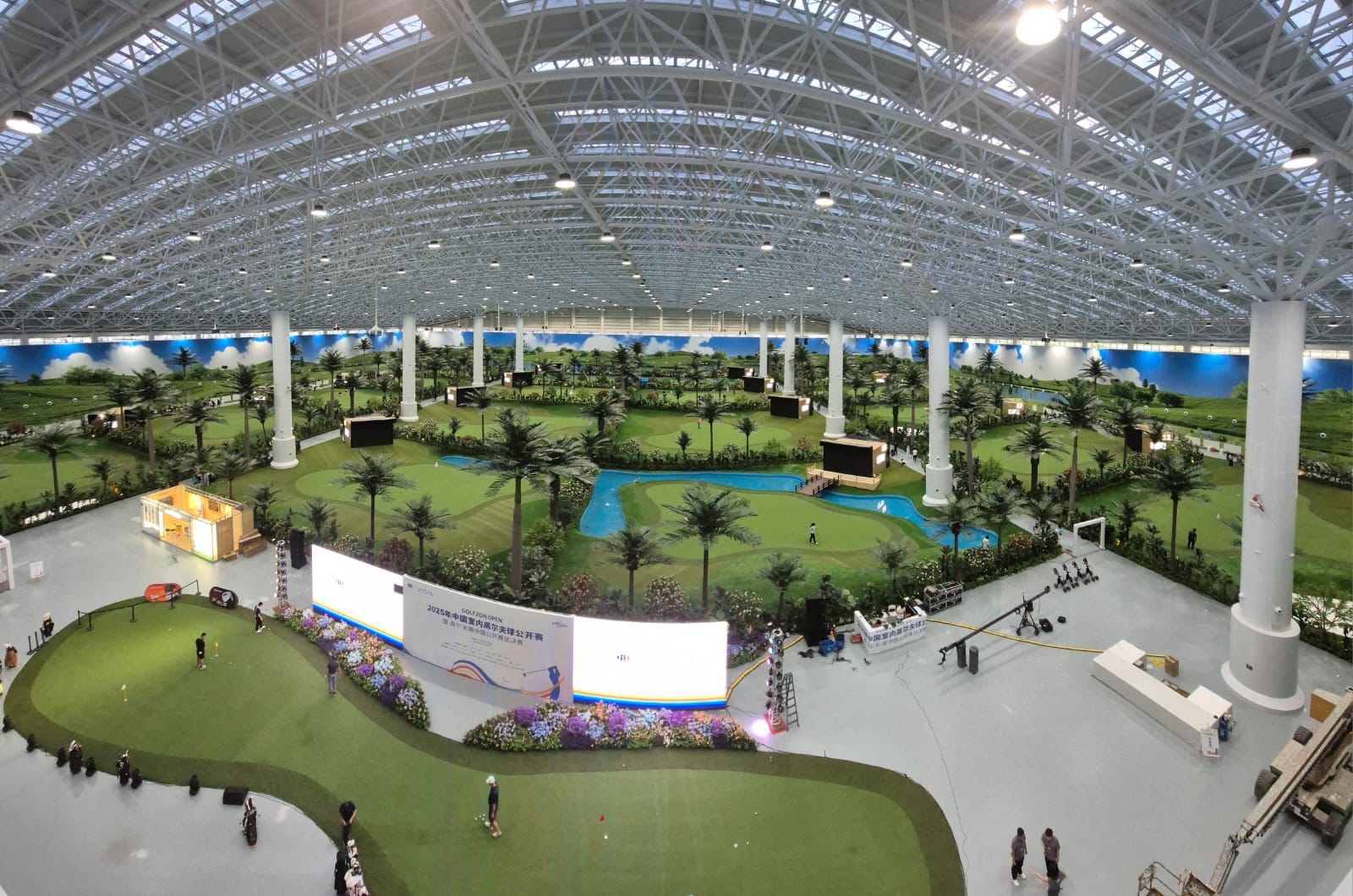 GOLFZONが中国天津で運営する同型屋内ゴルフ施設の内部