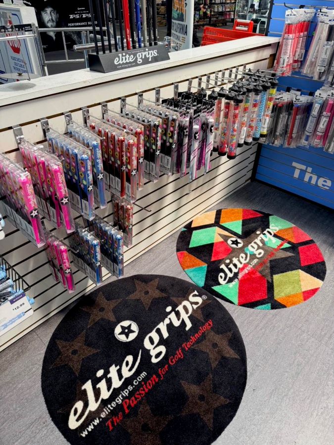 Roger Dunn Golf Shopsサンタアナ店の店頭に並ぶElite Gripsのグリップ陳列棚とロゴマット