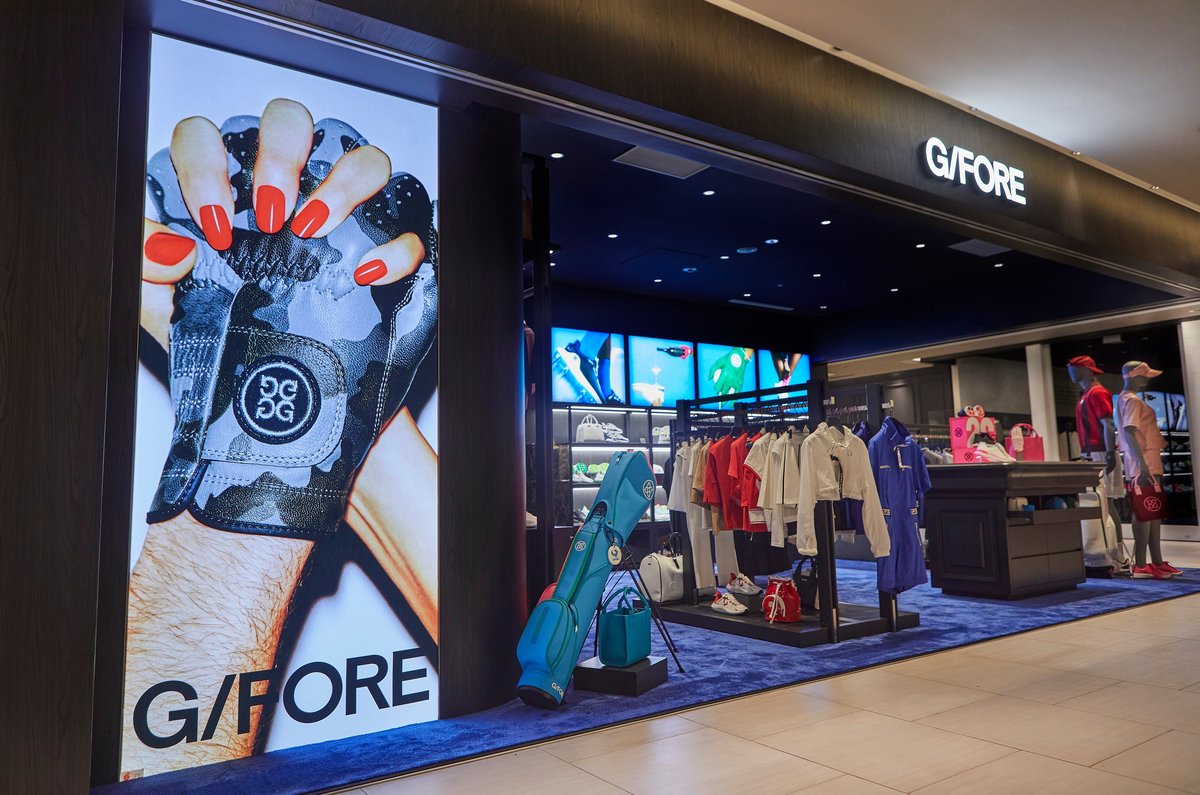 GINZA SIX 5階のG/FOREの店舗正面。グローブをはめた手の大きなビジュアルが飾られている