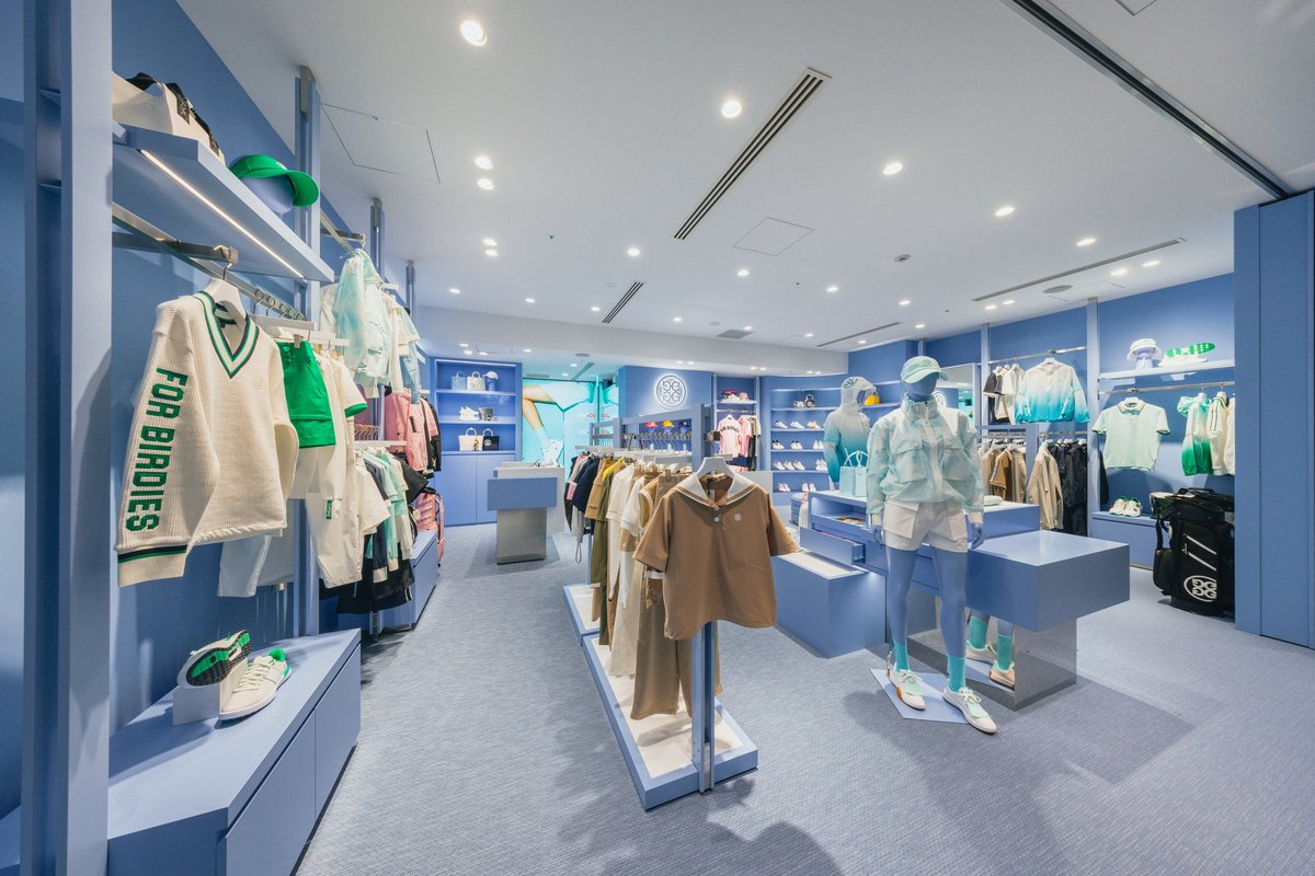 表参道ヒルズのG/FOREの店内。水色の什器にウェアとシューズが並ぶ