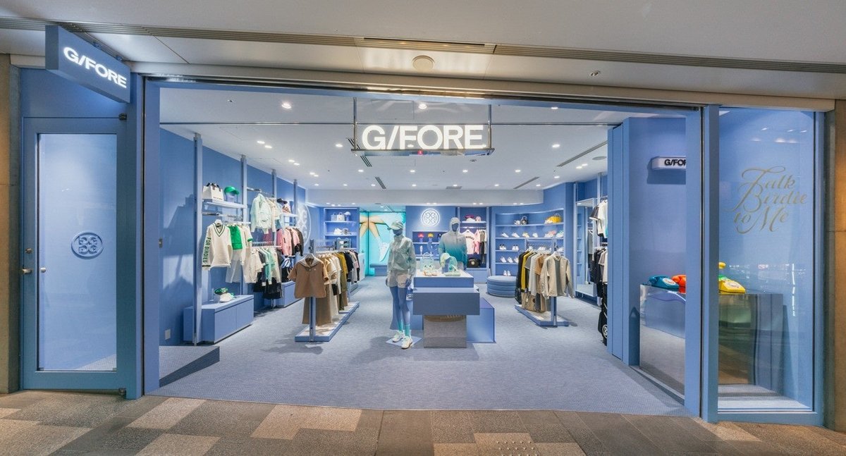 表参道ヒルズのG/FOREの店舗の入口。水色の店内とG/FOREのロゴ