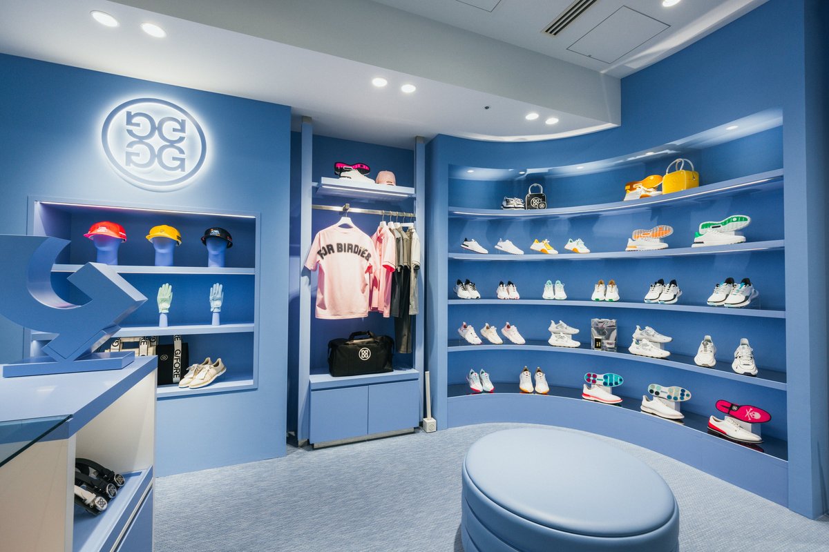 表参道ヒルズのG/FOREの店内。曲面の壁にゴルフシューズが並ぶ