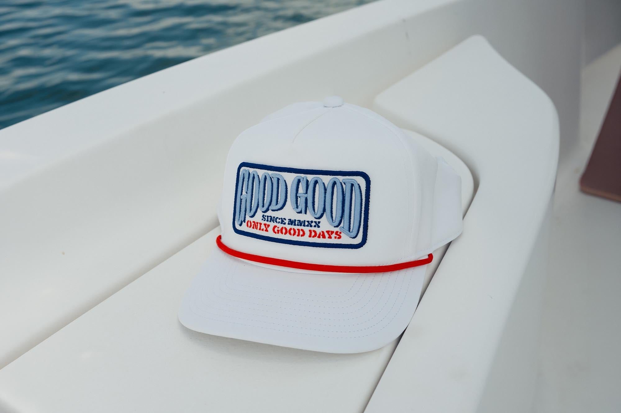 「GOOD GOOD SINCE MMXX」の刺繍が入ったGood Goodの白いロープハット