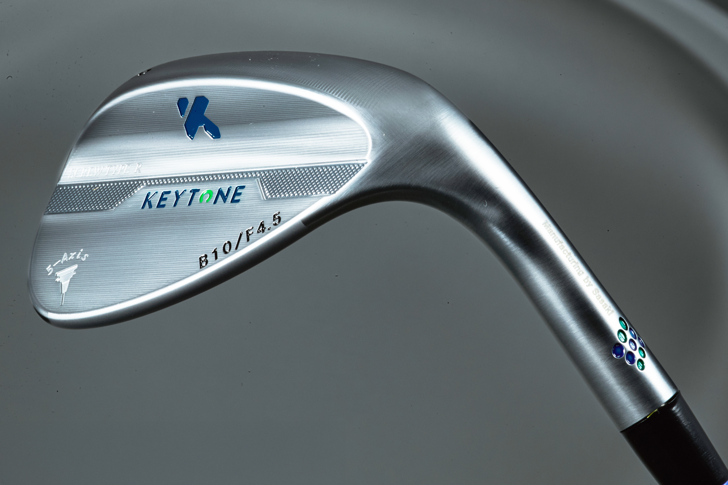 WEDGE SCREWのフェース側クローズアップ、KEYTONEロゴと刻印が見える