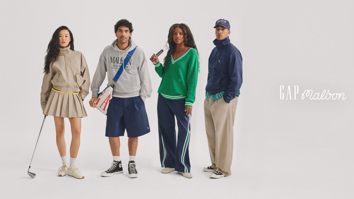 Gap×Malbonコラボ第2弾のキャンペーン写真。プリーツスカート、ロゴスウェット、緑のVネックニット、ネイビーのアウターを着た4人と、GAPとMalbonのロゴ