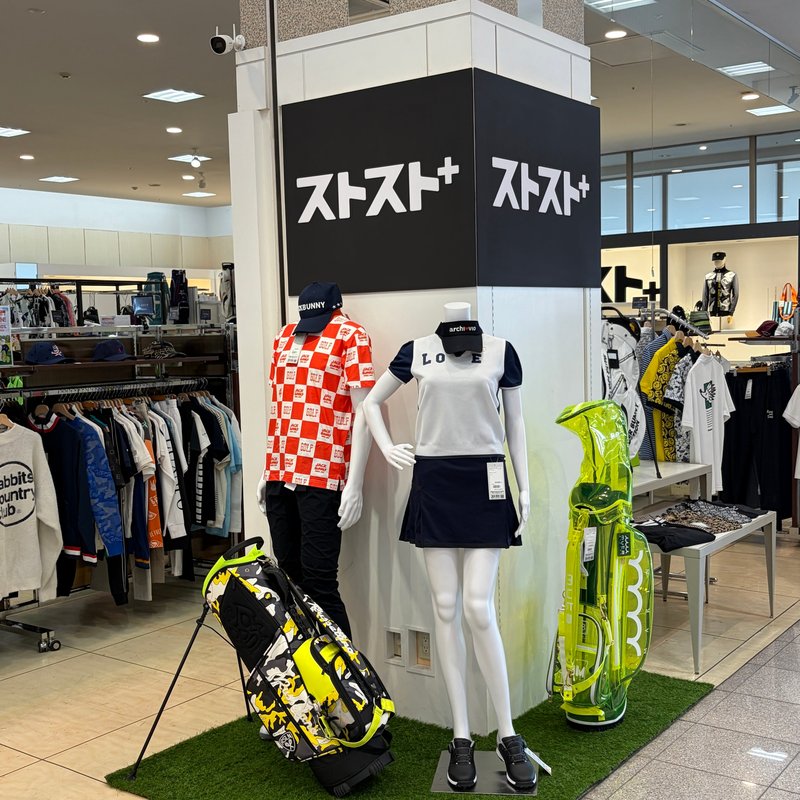 中古ゴルフウェア専門店ストスト+の売場。マネキンとキャディバッグ、ウェアのラック
