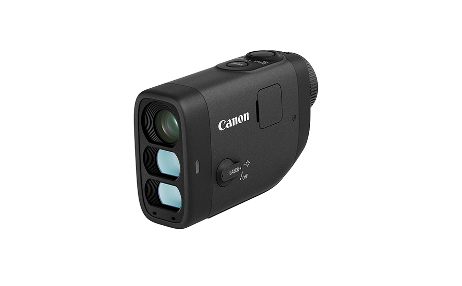 黒いPowerShot GOLFを斜め前から見た製品写真。前面にレンズと2つの窓、側面にCanonロゴとLASER/OFFスイッチがある