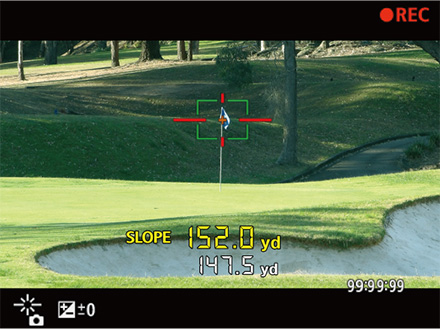 ファインダー表示のイメージ。グリーン上のピンに照準が合い、SLOPE 152.0ydと147.5ydの2つの距離と、画面右上にRECの表示がある
