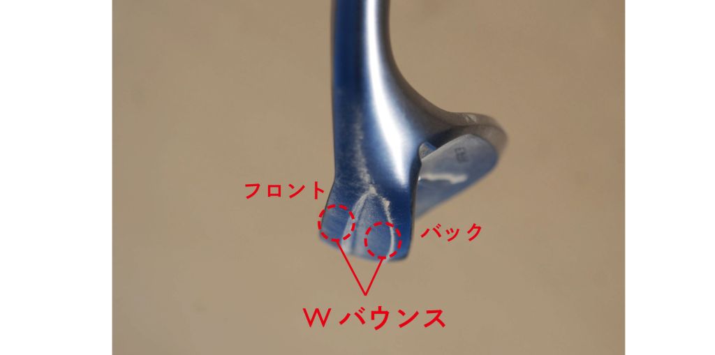 砂の上のFR-3のソール。フロントとバックに赤い丸印があり、Wバウンスと注記されている