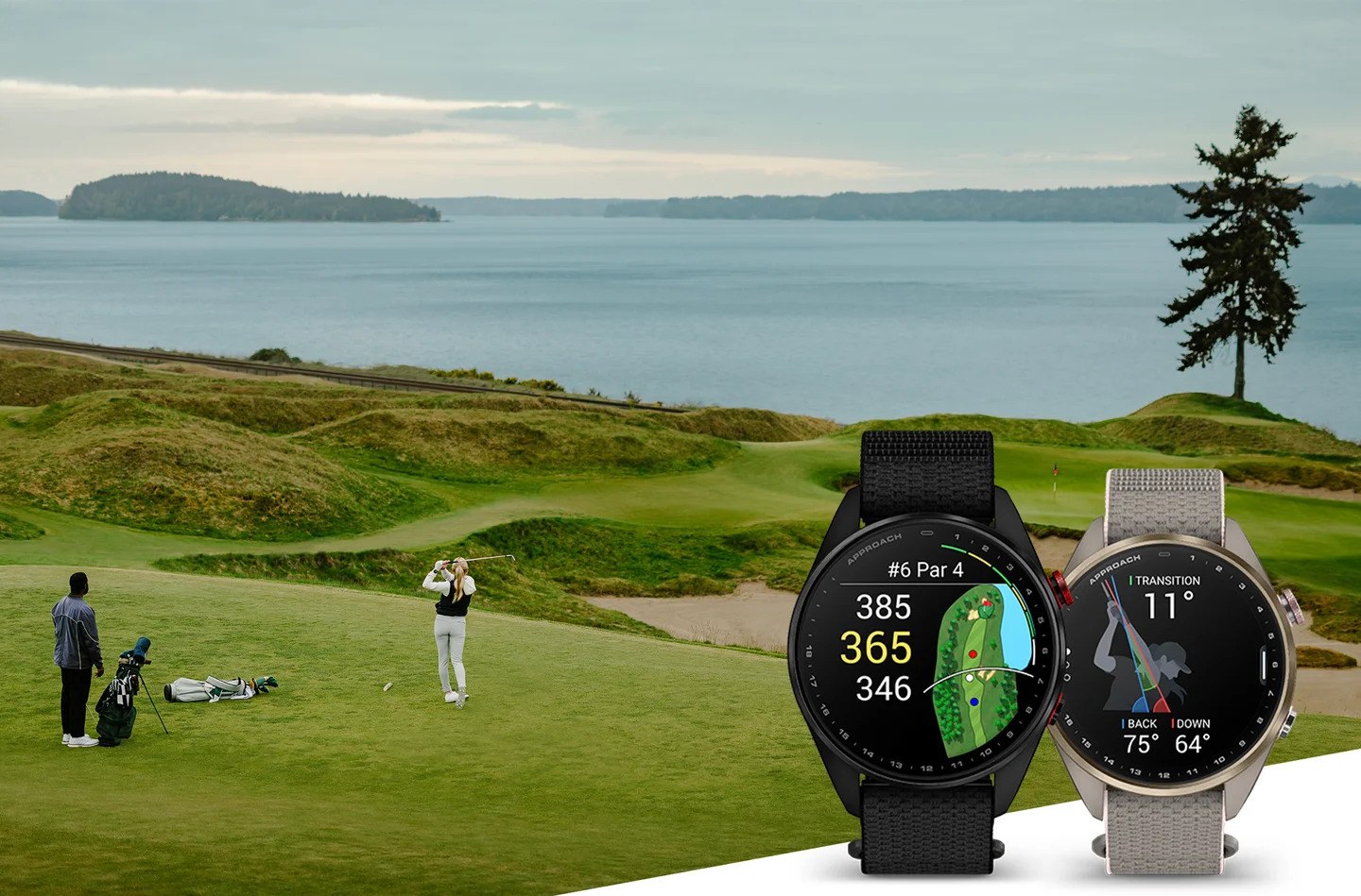 海沿いのゴルフコースでスイングするゴルファーと、Approach S72の47mm(Black / Red)と43mmの2本のウォッチ