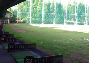 ゴルフパートナー千葉土気練習場&千葉ショートコース 1F打席と天然芝フェアウェイ
