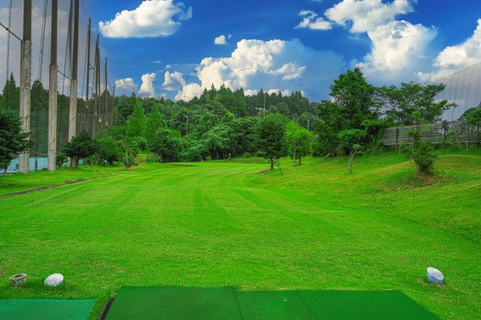 大網グリーンゴルフ ショートコースのティーイングエリアとフェアウェイ